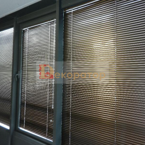 Горизонтальные алюминиевые жалюзи. 2018 -портфолио окно с балконной дверью. Балкон. Декоратор штор